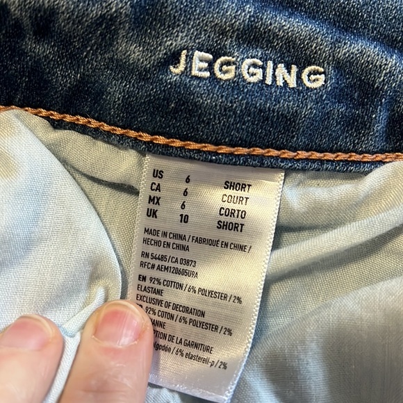 3/$20 American Eagle Super Stretch Distressed Patch Jegging Size 6 SHORT - Picture 5 of 5
